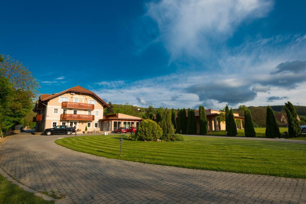 Hotel Honti Wellness Es Konferencia Szalloda Visegrad Luaran gambar